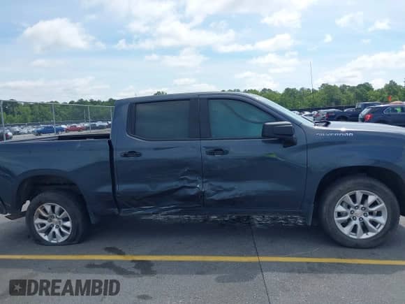 2021 Chevrolet Silverado 1500 Custom z VIN 1GCPWBEK2MZ242597, wystawiony jako IAAI lot #42375770 z przebiegiem 46 854 mil mil oraz . Historia ofert i sprzedaży dostępna na DreamBid. Obrazek 13.