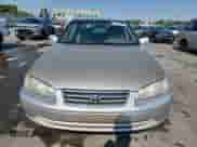 2000 Toyota Camry LE z VIN JT2BG22K0Y0409327, wystawiony jako Copart lot #71450885 z przebiegiem 271 735 mil mil oraz Czysty tytuł • Clean title. Historia ofert i sprzedaży dostępna na DreamBid. Obrazek 5.