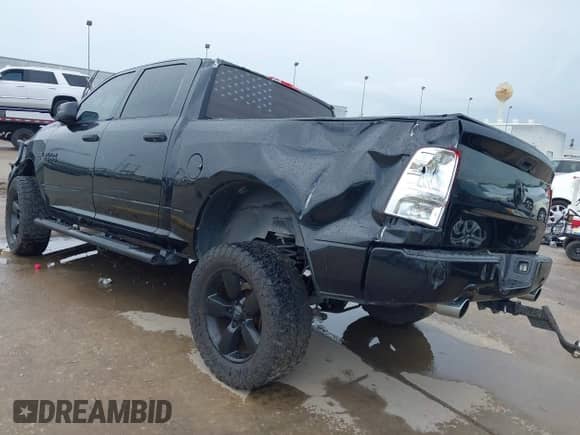 2017 Ram 1500 Express z VIN 1C6RR6KT6HS547823, wystawiony jako IAAI lot #42717862 z przebiegiem 220 236 mil mil oraz . Historia ofert i sprzedaży dostępna na DreamBid. Obrazek 3.