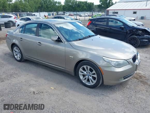 2010 BMW 5 Series 535i xDrive z VIN WBANV9C59AC138328, wystawiony jako IAAI lot #42716033 z przebiegiem 126 473 mil mil oraz . Historia ofert i sprzedaży dostępna na DreamBid. Obrazek 1.