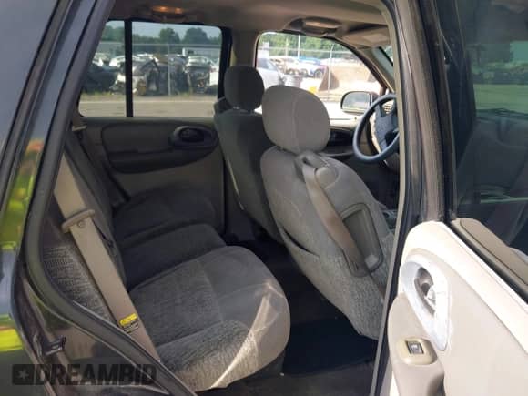 2003 Chevrolet TrailBlazer LTZ z VIN 1GNDT13S732212096, wystawiony jako IAAI lot #42967560 z przebiegiem 188 614 mil mil oraz . Historia ofert i sprzedaży dostępna na DreamBid. Obrazek 8.