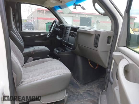2004 Chevrolet Express Cargo с VIN 1GCFG15X141245567, выставлен на аукционе IAAI как лот 43040215 с пробегом 125 579 миль миль и . История ставок и продаж доступна на DreamBid. Изображение 5.