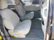 2014 Toyota Sienna LE z VIN 5TDJK3DC0ES091392, wystawiony jako IAAI lot #43138131 z przebiegiem 161 711 mil mil oraz . Historia ofert i sprzedaży dostępna na DreamBid. Obrazek 8.