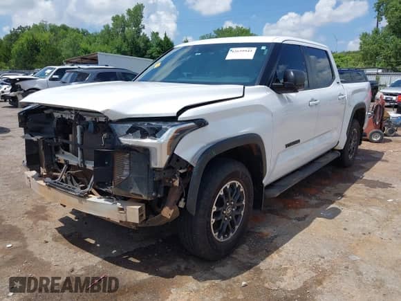 2025 Toyota Tundra SR5 z VIN 5TFLA5DB8SX265813, wystawiony jako IAAI lot #42659945 z przebiegiem 6 241 mil mil oraz . Historia ofert i sprzedaży dostępna na DreamBid. Obrazek 2.