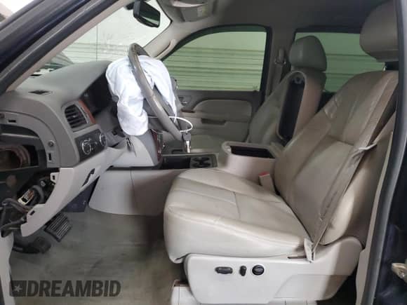 2011 Chevrolet Silverado 2500HD LTZ z VIN 1GC1KYC89BF140398, wystawiony jako Copart lot #62072845 z przebiegiem 205 918 mil mil oraz Szkoda całkowita • Salvage title. Historia ofert i sprzedaży dostępna na DreamBid. Obrazek 7.