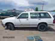 1993 Chevrolet Blazer z VIN 1GNDT13W0P2159153, wystawiony jako IAAI lot #42414622 z przebiegiem 224 752 mil mil oraz . Historia ofert i sprzedaży dostępna na DreamBid. Obrazek 14.