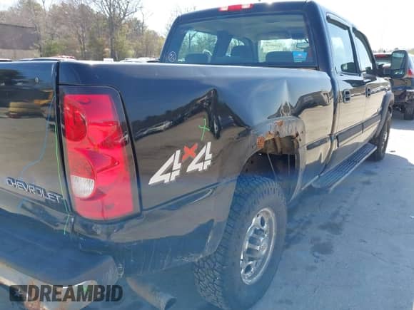 2005 Chevrolet Silverado 1500HD LT z VIN 1GCGK13U75F854050, wystawiony jako IAAI lot #41986318 z przebiegiem 146 818 mil mil oraz . Historia ofert i sprzedaży dostępna na DreamBid. Obrazek 17.