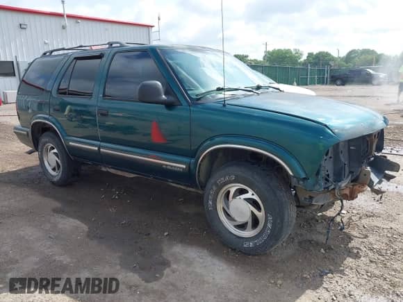 1998 Chevrolet Blazer LS z VIN 1GNDT13W7W2219654, wystawiony jako IAAI lot #42275733 z przebiegiem 150 384 mil mil oraz . Historia ofert i sprzedaży dostępna na DreamBid. Obrazek 1.