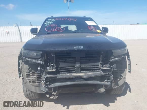 2023 Jeep Grand Cherokee Overland z VIN 1C4RJKDG5P8771928, wystawiony jako IAAI lot #42602996 z przebiegiem 32 691 mil mil oraz . Historia ofert i sprzedaży dostępna na DreamBid. Obrazek 13.