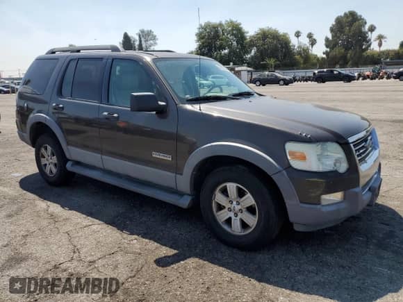 2006 Ford Explorer XLT z VIN 1FMEU73886UB40833, wystawiony jako Copart lot #67680445 z przebiegiem 246 015 mil mil oraz Szkoda całkowita • Salvage title. Historia ofert i sprzedaży dostępna na DreamBid. Obrazek 4.