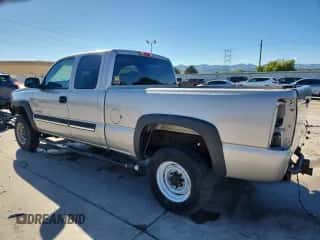 2004 Chevrolet Silverado 2500HD Work Truck z VIN 1GCHC29U44E386961, wystawiony jako Copart lot #80821835 z przebiegiem 215 642 mil mil oraz Szkoda całkowita • Salvage title. Historia ofert i sprzedaży dostępna na DreamBid. Obrazek 2.