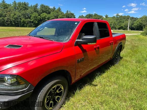 2017 Ram 1500 Rebel z VIN 1C6RR7YT3HS795329, wystawiony jako Copart lot #66280055 z przebiegiem 77 782 mil mil oraz Czysty tytuł • Clean title. Historia ofert i sprzedaży dostępna na DreamBid. Obrazek 2.