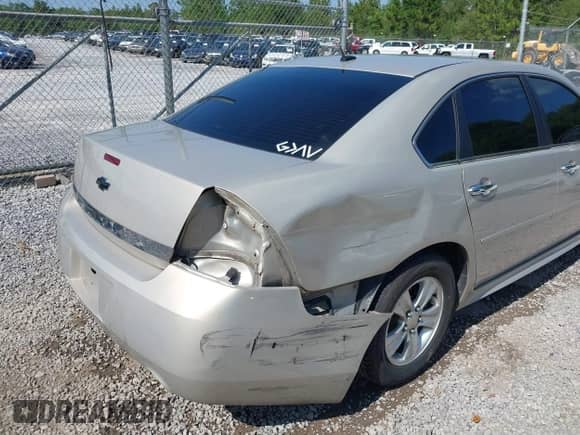 2012 Chevrolet Impala LS Fleet z VIN 2G1WF5E31C1280408, wystawiony jako IAAI lot #43071325 z przebiegiem 145 311 mil mil oraz . Historia ofert i sprzedaży dostępna na DreamBid. Obrazek 6.