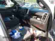 2022 Ram 1500 Big Horn z VIN 1C6RREBT5NN273048, wystawiony jako IAAI lot #42229009 z przebiegiem 58 448 mil mil oraz . Historia ofert i sprzedaży dostępna na DreamBid. Obrazek 5.