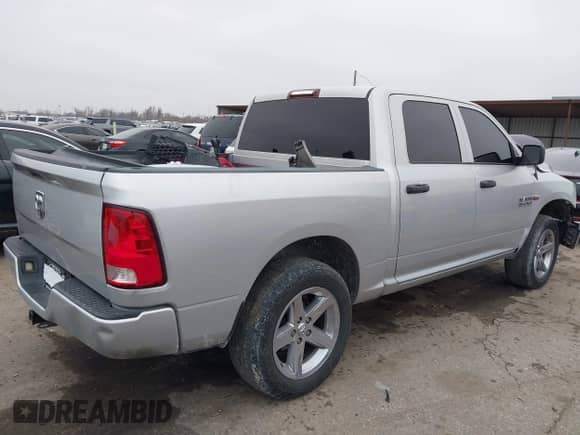 2018 Ram 1500 Express z VIN 3C6RR6KT9JG250686, wystawiony jako IAAI lot #41413614 z przebiegiem 145 051 mil mil oraz . Historia ofert i sprzedaży dostępna na DreamBid. Obrazek 4.