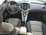 2015 Chevrolet Cruze LS z VIN 1G1PA5SH5F7279823, wystawiony jako Copart lot #69959375 z przebiegiem 76 226 mil mil oraz Szkoda całkowita • Salvage title. Historia ofert i sprzedaży dostępna na DreamBid. Obrazek 8.