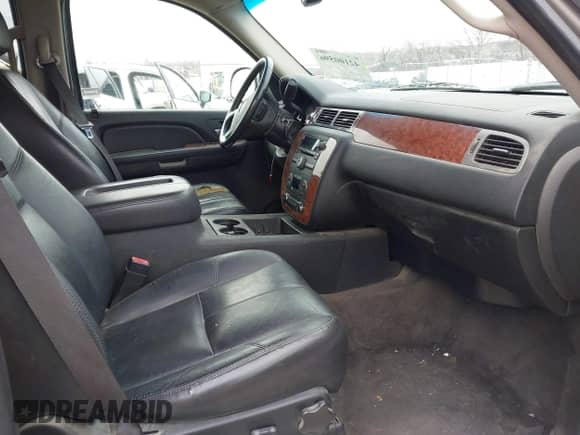 2008 Chevrolet Suburban 2LT z VIN 3GNFK16318G264001, wystawiony jako IAAI lot #42100596 z przebiegiem 318 296 mil mil oraz . Historia ofert i sprzedaży dostępna na DreamBid. Obrazek 5.