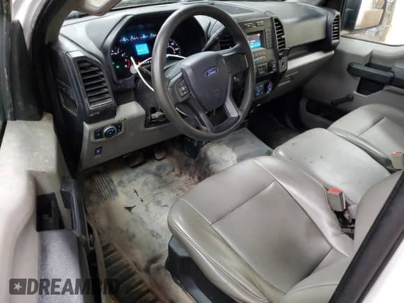 2018 Ford F-150 XL z VIN 1FTMF1CB8JFD61249, wystawiony jako Copart lot #85900355 z przebiegiem 177 378 mil mil oraz Czysty tytuł • Clean title. Historia ofert i sprzedaży dostępna na DreamBid. Obrazek 8.