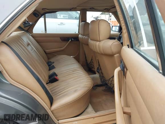 1982 Mercedes-Benz 300 SD z VIN WDBCB20A2CB021029, wystawiony jako IAAI lot #42752691 z przebiegiem 183 390 mil mil oraz . Historia ofert i sprzedaży dostępna na DreamBid. Obrazek 8.