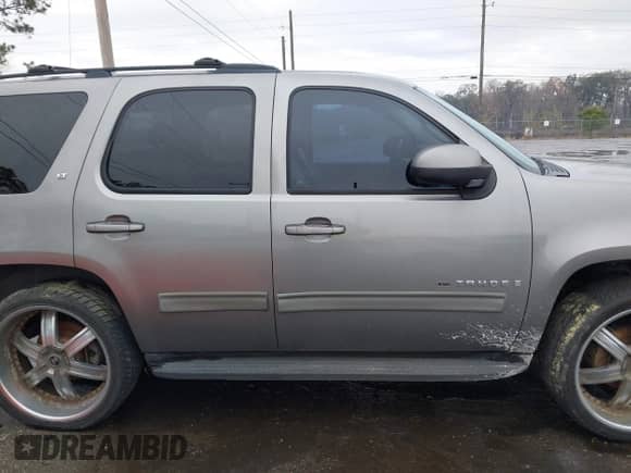 2009 Chevrolet Tahoe 1LT z VIN 1GNEC23359R235413, wystawiony jako IAAI lot #41661328 z przebiegiem 207 225 mil mil oraz . Historia ofert i sprzedaży dostępna na DreamBid. Obrazek 13.