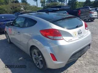 2017 Hyundai Veloster Value Edition z VIN KMHTC6AD8HU323138, wystawiony jako IAAI lot #43169757 z przebiegiem 55 878 mil mil oraz . Historia ofert i sprzedaży dostępna na DreamBid. Obrazek 3.