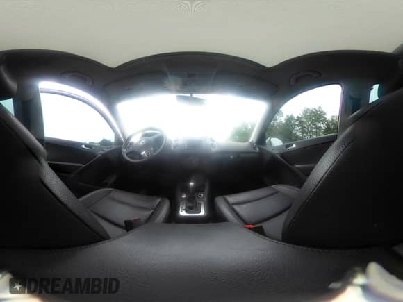 2017 Volkswagen Tiguan Wolfsburg Edition z VIN WVGRV7AX9HK002659, wystawiony jako IAAI lot #42482438 z przebiegiem 88 841 mil mil oraz . Historia ofert i sprzedaży dostępna na DreamBid. Obrazek 18.