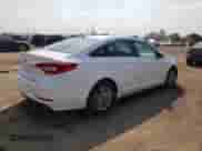 2017 Hyundai Sonata 2.4L z VIN 5NPE24AF9HH526300, wystawiony jako Copart lot #66720515 z przebiegiem 79 744 mil mil oraz Szkoda całkowita • Salvage title. Historia ofert i sprzedaży dostępna na DreamBid. Obrazek 3.