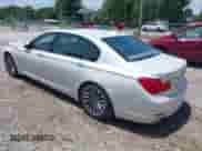 2011 BMW 7 Series 750Li z VIN WBAKB8C51BC852090, wystawiony jako IAAI lot #42612038 z przebiegiem 101 179 mil mil oraz . Historia ofert i sprzedaży dostępna na DreamBid. Obrazek 3.