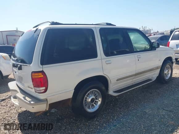 1998 Ford Explorer XLT с VIN 1FMZU35P7WZA90878, выставлен на аукционе IAAI как лот 43259773 с пробегом 102 325 миль миль и . История ставок и продаж доступна на DreamBid. Изображение 4.