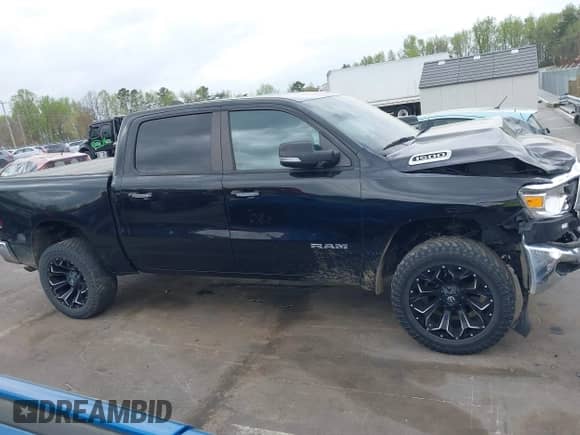 2020 Ram 1500 Big Horn z VIN 1C6RRFFG0LN403768, wystawiony jako IAAI lot #41948895 z przebiegiem 85 039 mil mil oraz . Historia ofert i sprzedaży dostępna na DreamBid. Obrazek 13.