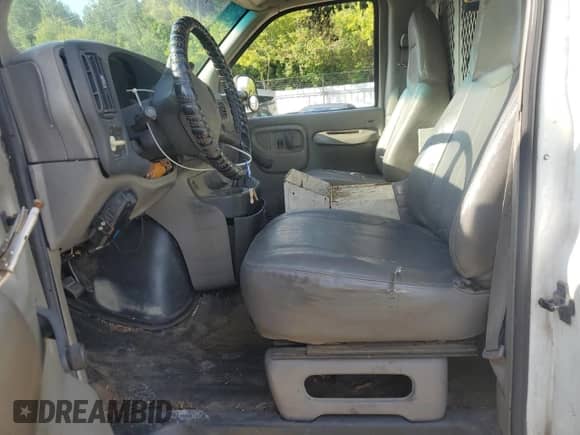 1999 Chevrolet City Express Cargo z VIN 1GCGG29R9X1047670, wystawiony jako Copart lot #71292824 z przebiegiem 345 035 mil mil oraz Czysty tytuł • Clean title. Historia ofert i sprzedaży dostępna na DreamBid. Obrazek 7.