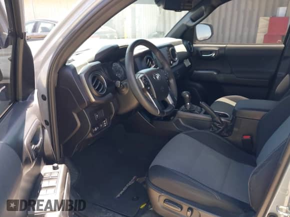 2020 Toyota Tacoma SR5 z VIN 3TMBZ5DN9LM027314, wystawiony jako IAAI lot #42258246 z przebiegiem 81 254 mil mil oraz . Historia ofert i sprzedaży dostępna na DreamBid. Obrazek 5.