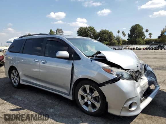 2014 Toyota Sienna SE with VIN 5TDXK3DC2ES493392, listed as a Copart auction lot 71921465 with 137,316 mi miles and Salvage title. Bid and sale history available at DreamBid. Image 4.