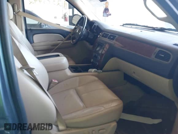 2008 Chevrolet Suburban LTZ z VIN 3GNFK163X8G201124, wystawiony jako IAAI lot #42373442 z przebiegiem 218 847 mil mil oraz . Historia ofert i sprzedaży dostępna na DreamBid. Obrazek 5.