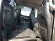 2019 Ram 1500 Laramie z VIN 1C6SRFDTXKN525165, wystawiony jako Copart lot #58856435 z przebiegiem 86 005 mil mil oraz Szkoda całkowita • Salvage title. Historia ofert i sprzedaży dostępna na DreamBid. Obrazek 10.