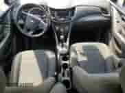 2022 Chevrolet Trax LS z VIN KL7CJNSMXNB520867, wystawiony jako Copart lot #64406805 z przebiegiem 28 761 mil mil oraz Szkoda całkowita • Salvage title. Historia ofert i sprzedaży dostępna na DreamBid. Obrazek 8.