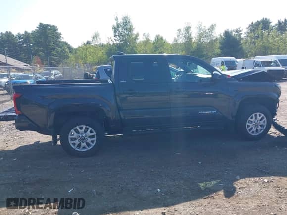 2024 Toyota Tacoma TRD Off Road с VIN 3TMLB5JN2RM081933, выставлен на аукционе IAAI как лот 43173729 с пробегом 10 704 миль миль и . История ставок и продаж доступна на DreamBid. Изображение 13.