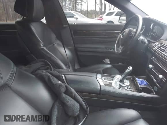 2013 BMW 7 Series 750i xDrive z VIN WBAYB6C59DD223947, wystawiony jako IAAI lot #41585255 z przebiegiem Nie podano mil oraz . Historia ofert i sprzedaży dostępna na DreamBid. Obrazek 5.