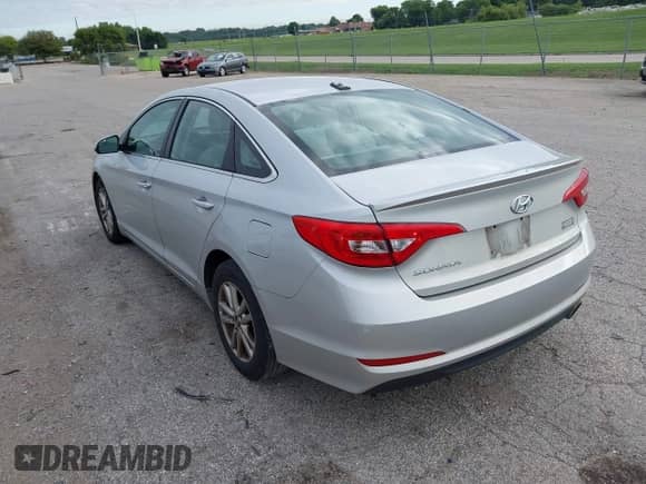 2017 Hyundai Sonata SE с VIN 5NPE24AFXHH441837, выставлен на аукционе IAAI как лот 43051578 с пробегом 151 662 миль миль и . История ставок и продаж доступна на DreamBid. Изображение 3.