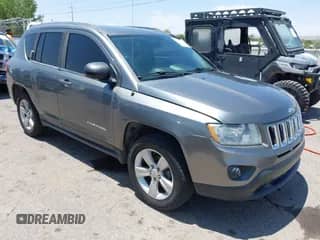 2012 Jeep Compass Latitude z VIN 1C4NJCEA7CD571200, wystawiony jako IAAI lot #42442680 z przebiegiem 115 959 mil mil oraz . Historia ofert i sprzedaży dostępna na DreamBid. Obrazek 1.