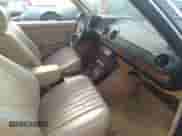 1982 Mercedes-Benz 300 z VIN WDBAB53A7CB000357, wystawiony jako IAAI lot #26824818 z przebiegiem 246 244 mil mil oraz . Historia ofert i sprzedaży dostępna na DreamBid. Obrazek 5.