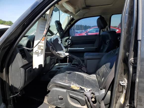 2011 Dodge Nitro Shock z VIN 1D4PU7GX5BW501225, wystawiony jako Copart lot #68369974 z przebiegiem 299 262 mil mil oraz Szkoda całkowita • Salvage title. Historia ofert i sprzedaży dostępna na DreamBid. Obrazek 7.