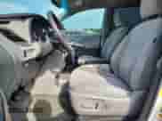 2017 Toyota Sienna LE Auto Access Seat z VIN 5TDKZ3DC4HS858715, wystawiony jako Copart lot #66798095 z przebiegiem 134 643 mil mil oraz Szkoda całkowita • Salvage title. Historia ofert i sprzedaży dostępna na DreamBid. Obrazek 7.