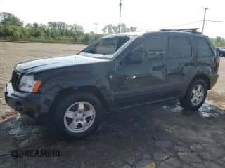 2005 Jeep Grand Cherokee Laredo z VIN 1J4HR48NX5C562942, wystawiony jako Copart lot #63740245 z przebiegiem 97 306 mil mil oraz Czysty tytuł • Clean title. Historia ofert i sprzedaży dostępna na DreamBid. Obrazek 1.