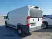 2018 Ram ProMaster Cargo z VIN 3C6TRVAG5JE105080, wystawiony jako IAAI lot #42824369 z przebiegiem 243 655 mil mil oraz . Historia ofert i sprzedaży dostępna na DreamBid. Obrazek 3.