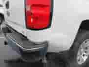 2017 Chevrolet Silverado 1500 LT z VIN 3GCPCREC3HG146901, wystawiony jako IAAI lot #43571121 z przebiegiem 149 268 mil mil oraz . Historia ofert i sprzedaży dostępna na DreamBid. Obrazek 6.