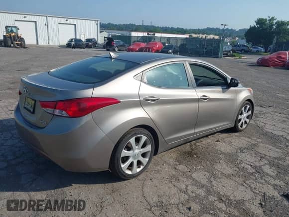 2013 Hyundai Elantra GLS с VIN 5NPDH4AE9DH445695, выставлен на аукционе IAAI как лот 42568602 с пробегом Не указан миль и . История ставок и продаж доступна на DreamBid. Изображение 4.