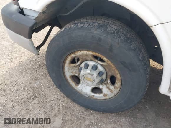 2004 Chevrolet Express Passenger with VIN 1GAHG39U741212585, listed as a IAAI auction lot 41724351 with 271,011 mi miles and . Bid and sale history available at DreamBid. Image 12.