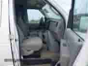 2012 Ford Econoline Cargo Commercial z VIN 1FTNE2EW1CDA22795, wystawiony jako IAAI lot #43236370 z przebiegiem 255 831 mil mil oraz . Historia ofert i sprzedaży dostępna na DreamBid. Obrazek 5.