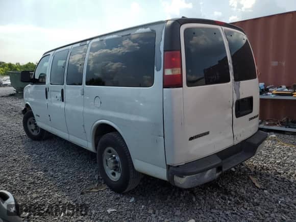 2005 Chevrolet Express Passenger with VIN 1GAHG35U951110700, listed as a Copart auction lot 62152255 with Not provided miles and Salvage title. Bid and sale history available at DreamBid. Image 2.
